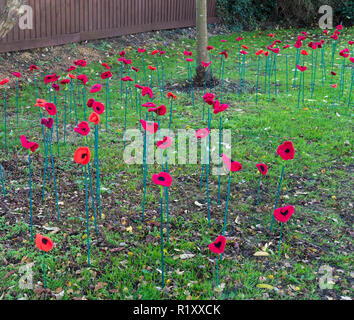Gestrickte Mohnblumen auf Stöcken im Boden in der Nähe von Milton war Memorial 13/11/2018 Stockfoto