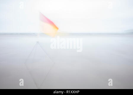 Sicherheit rot und orange Fahnen am Strand Stockfoto