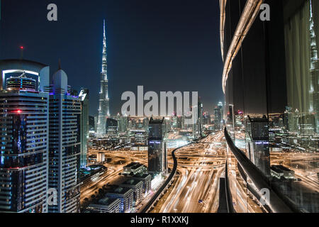 Dubai, Vereinigte Arabische Emirate - 13. Oktober 2014. Die atemberaubende Skyline von Dubai, befindet sich an der südöstlichen Küste des Persischen Golfs und die bevölkerungsreichste Stadt und Emirat in den Vereinigten Arabischen Emiraten. Stockfoto