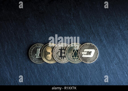 Golden cryptocurrency Münzen auf schiefer Hintergrund Stockfoto