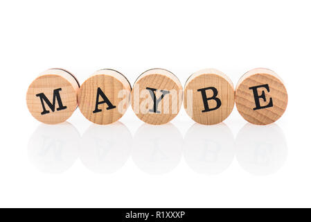 Wort vielleicht aus kreisrunden Holz Fliesen mit Buchstaben Kinder Spielzeug. Konzept der Unentschlossenheit in Kinderspielzeug Buchstaben geschrieben. Stockfoto