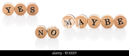 Wörter Ja Nein Vielleicht aus kreisrunden Holz Fliesen mit Buchstaben Kinder Spielzeug. Konzept der Unentschlossenheit in Kinderspielzeug Buchstaben geschrieben. Stockfoto