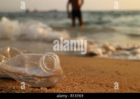 Plastikflasche Wasser am Strand Stockfoto
