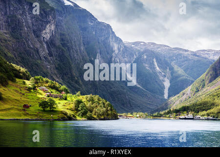 Hütten und Häuser auf dem Fjord in Norwegen. Stockfoto