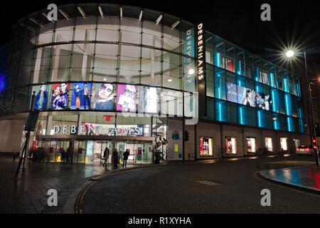 Debenhams Department Store in Liverpool One, Herrn St Eingang beleuchtet bei Nacht November 2018. Stockfoto