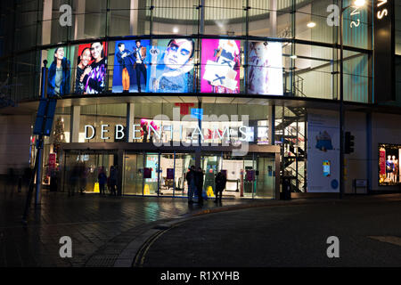 Debenhams Department Store in Liverpool One, Herrn St Eingang beleuchtet bei Nacht November 2018. Stockfoto