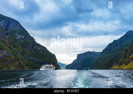 Kreuzfahrtschiff im Geiranger Fjord Norwegen Stockfoto