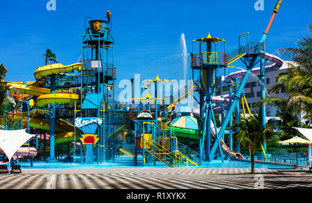 Wasserrutschen und Brunnen in der aqua park Stockfoto