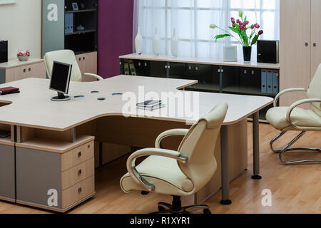 Neuen Monitor auf dem Schreibtisch in einem modernen Büro Stockfoto