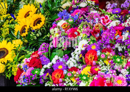 Bunte Vielfalt von Blumen auf dem Markt verkauft. Stockfoto