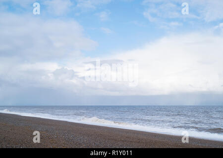 Ufer- und Kiesstrand Kiesstrand im Winter bei Cley Next Das Meer, Norfolk, Großbritannien Stockfoto