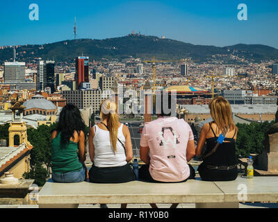 Nicht identifizierte junge Menschen genießen Sie Barcelona aus der Luft von oben, Observation Deck Stockfoto