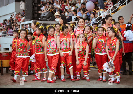 Chinesischen musikalischen Tänzer an der Bon Odori Festival kulturelle Vielfalt zum Festival zu bieten. Stockfoto