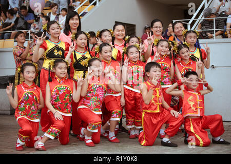 Chinesischen musikalischen Tänzer an der Bon Odori Festival kulturelle Vielfalt zum Festival zu bieten. Stockfoto