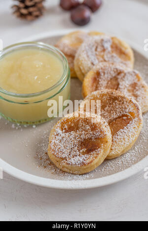 Apple Pfannkuchen mit hausgemachtem Apfelmus Stockfoto