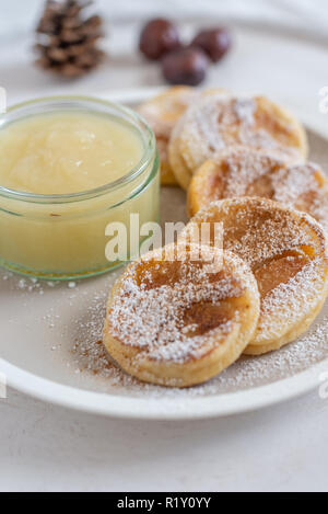 Apple Pfannkuchen mit hausgemachtem Apfelmus Stockfoto