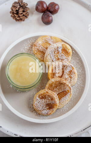 Apple Pfannkuchen mit hausgemachtem Apfelmus Stockfoto