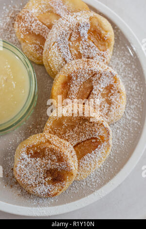 Apple Pfannkuchen mit hausgemachtem Apfelmus Stockfoto