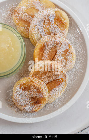 Apple Pfannkuchen mit hausgemachtem Apfelmus Stockfoto