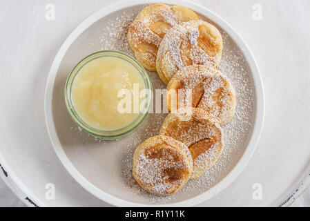 Apple Pfannkuchen mit hausgemachtem Apfelmus Stockfoto
