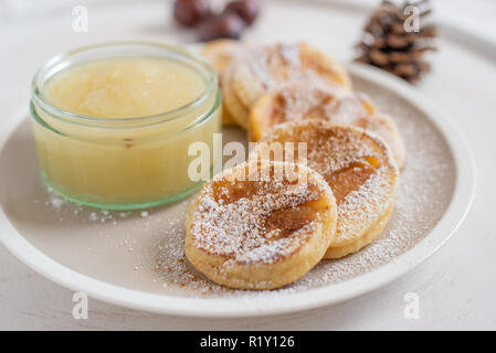 Apple Pfannkuchen mit hausgemachtem Apfelmus Stockfoto