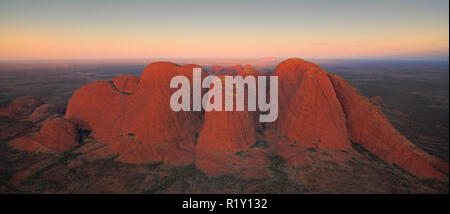 Northern Territory, Australien - 8. September 2007: Die Katja Tjuta rote Felsformationen von oben. Stockfoto