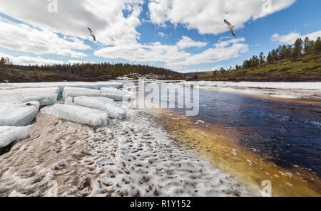 Frühling Landschaft an einem kleinen Bach im Süden Jakutien während der eisgang. Stockfoto