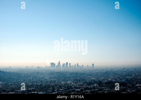 Los Angeles, USA - 13. September 2014. Mit Blick auf die endlose Stadt Los Angeles mit seiner Skyline im Hintergrund. Stockfoto