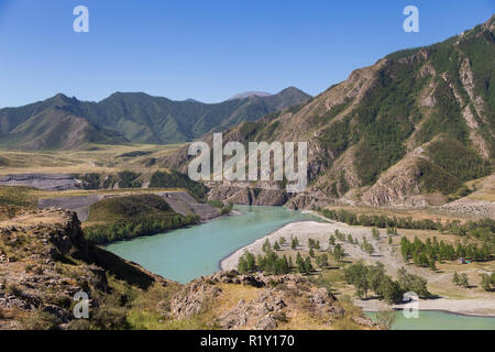 Katun Flusses in Gorny Altai, Russland, umgeben von hohen Bergen Stockfoto