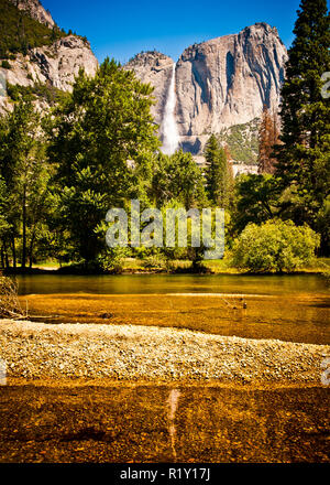 Wasserfall, vom Merced Fluss aus gesehen, Cook Wiese, South Side Dr. Yosemite Nationalpark, in der westlichen Sierra Nevada, Zentralkalifornien, Amerika Stockfoto