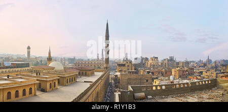 Die Dächer und Minarette von Islamischen Kairo, der Blick auf die Kuppel der Moschee Al-Hussain, der Turm von Al Azhar Universität und Altstadt Dächer, besetzt mit gar Stockfoto