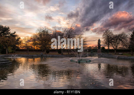 Herbst Sonnenuntergang am Victoria Embankment Memorial Park in Nottingham, Nottinghamshire England Großbritannien Stockfoto