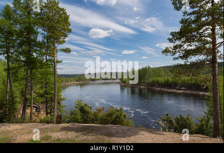 Blick auf den Fluss im Süden Chulman Jakutien, Russland, Anfang Juni Stockfoto