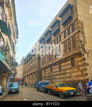 Kairo, Ägypten - Dezember 21, 2017: Die Fassade Wand von Wikala von Sultan Qansuh al-ghuri - die mittelalterlichen Karawanserei, das ist der Teil von al-ghuri Ergänzungen Stockfoto