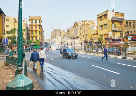 Kairo, Ägypten - Dezember 21, 2017: Al Azhar Avenue ist eine der Hauptstraßen, Stretching in Bereich der Khan El Khalili Basar im Islamischen Kairo Bezirk Stockfoto