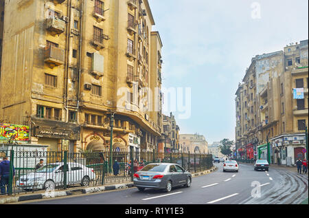 Kairo, Ägypten - Dezember 21, 2017: Al Azhar Avenue ist von alten Gebäuden und Gassen der Souk Khan El Khalili umgeben, am 21. Dezember in Kairo. Stockfoto