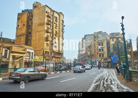 Kairo, Ägypten - Dezember 21, 2017: Der Verkehr entlang der Al Azhar Avenue, einer der Hauptstraßen, Stretching über das islamische Kairo, am 21. Dezember in Kairo. Stockfoto