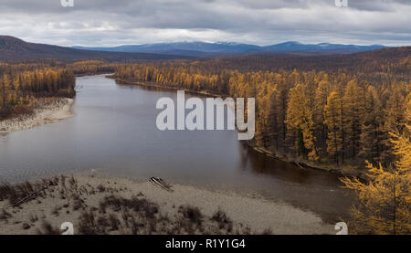 Herbst Landschaft am Fluss Chulman in Jakutien, Russland Stockfoto