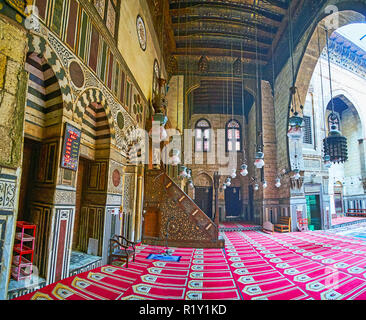 Kairo, Ägypten - Dezember 21, 2017: Zahlreiche Jahrgang 1001 Lampen im Gebet Hall des Al-Ghuri Mosque-Madrasa, berühmt für ihre prächtige Inneneinrichtung, auf Deze Stockfoto