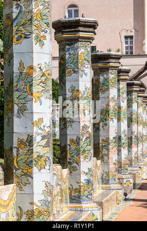 Bunte Fliesen- Säulen in den Klostergarten im Santa Chiara Kloster in der Via Santa Chiara, Neapel Italien. Stockfoto