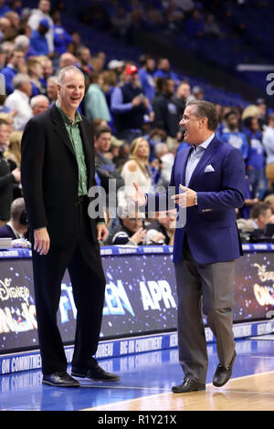 Lexington, Kentucky, USA. 14 Nov, 2018. Kentucky Haupttrainer John Calipari Gespräche mit North Dakota Haupttrainer Brian Jones vor einem NCAA Basketball Spiel zwischen den Kentucky Wildkatzen und der North Dakota Kampf gegen die Falken an der Rupp Arena in Lexington, Kentucky. Kevin Schultz/CSM/Alamy leben Nachrichten Stockfoto