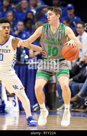 Lexington, Kentucky, USA. 14 Nov, 2018. North Dakota ist Aanen Moody dribbelt während ein NCAA Basketball Spiel zwischen den Kentucky Wildkatzen und der North Dakota Kampf gegen die Falken an der Rupp Arena in Lexington, Kentucky. Kevin Schultz/CSM/Alamy leben Nachrichten Stockfoto