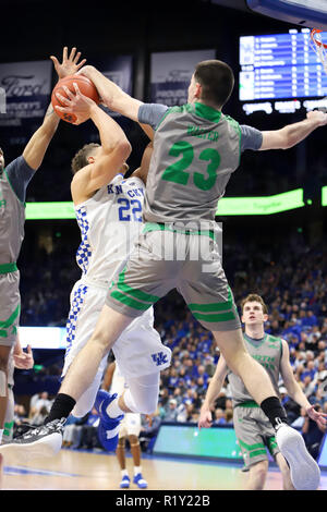 Lexington, Kentucky, USA. 14 Nov, 2018. North Dakota ist Kienan Walter Bausteine einen Schuß von Kentucky Reid Travis während ein NCAA Basketball Spiel zwischen den Kentucky Wildkatzen und der North Dakota Kampf gegen die Falken an der Rupp Arena in Lexington, Kentucky. Kevin Schultz/CSM/Alamy leben Nachrichten Stockfoto