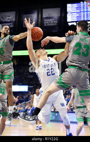 Lexington, Kentucky, USA. 14 Nov, 2018. North Dakota ist Kienan Walter Bausteine einen Schuß von Kentucky Reid Travis während ein NCAA Basketball Spiel zwischen den Kentucky Wildkatzen und der North Dakota Kampf gegen die Falken an der Rupp Arena in Lexington, Kentucky. Kevin Schultz/CSM/Alamy leben Nachrichten Stockfoto