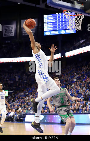 Lexington, Kentucky, USA. 14 Nov, 2018. Die Kentucky Keldon Johnson geht oben für einen Dunk während ein NCAA Basketball Spiel zwischen den Kentucky Wildkatzen und der North Dakota Kampf gegen die Falken an der Rupp Arena in Lexington, Kentucky. Kevin Schultz/CSM/Alamy leben Nachrichten Stockfoto