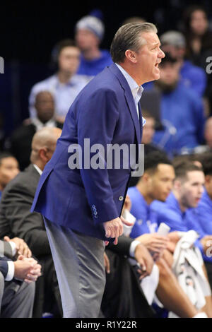 Lexington, Kentucky, USA. 14 Nov, 2018. Kentucky Haupttrainer John Calipari shouts Anweisungen an seine Spieler während einer NCAA Basketball Spiel zwischen den Kentucky Wildkatzen und der North Dakota Kampf gegen die Falken an der Rupp Arena in Lexington, Kentucky. Kevin Schultz/CSM/Alamy leben Nachrichten Stockfoto
