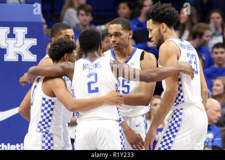 Lexington, Kentucky, USA. 14 Nov, 2018. Kentucky Wildcat Spieler einschließlich quade Grün (links), Ashton Hagans (2), PJ Washington (25), EJ Montgomery (23) während eines NCAA Basketball Spiel zwischen den Kentucky Wildkatzen und der North Dakota Kampf gegen die Falken an der Rupp Arena in Lexington, Kentucky drängeln. Kevin Schultz/CSM/Alamy leben Nachrichten Stockfoto