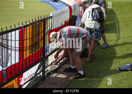 Kandy, Sri Lanka. 15. November 2018, pallekele International Cricket Stadion, Kandy, Sri Lanka; Internationale Test Cricket, zweiter Test, Tag 1, Sri Lanka im Vergleich zu England, England Fan legt Flagge Fahne vor dem Start des Spiels Credit: Aktion Plus Sport Bilder/Alamy leben Nachrichten Stockfoto