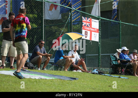 Kandy, Sri Lanka. 15. November 2018, pallekele International Cricket Stadion, Kandy, Sri Lanka; Internationale Test Cricket, zweiter Test, Tag 2, Sri Lanka im Vergleich zu England, England Fans genießen die Sonne vor dem Start des Spiels Credit: Aktion Plus Sport Bilder/Alamy leben Nachrichten Stockfoto