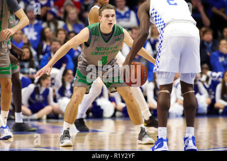 Lexington, Kentucky, USA. 14 Nov, 2018. North Dakota ist Davids Atelbauers spielt Verteidigung während der NCAA Basketball Spiel zwischen den Kentucky Wildkatzen und der North Dakota Kampf gegen die Falken an der Rupp Arena in Lexington, Kentucky. Kevin Schultz/CSM/Alamy leben Nachrichten Stockfoto